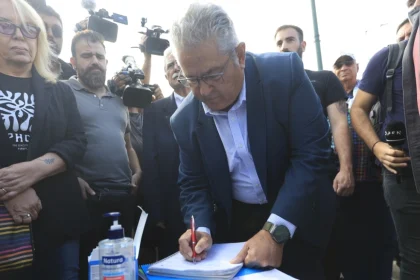 «Είμαστε μαζί σου»: Το ιδιόχειρο σημείωμα του Κουτσούμπα στον Πάνο Ρούτσι