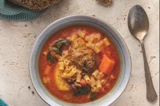 Κρεατόσουπα με ντομάτα και κοφτό μακαρόνι