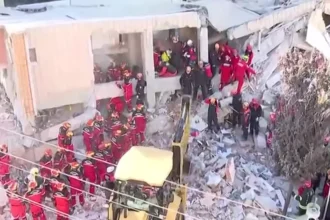 Αγωνία στην Κωνσταντινούπολη μετά την κατάρρευση επταώροφου κτιρίου: Δύο παιδιά ανασύρθηκαν νεκρά από τα συντρίμμια