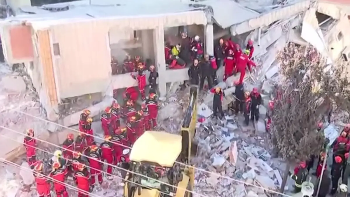 Αγωνία στην Κωνσταντινούπολη μετά την κατάρρευση επταώροφου κτιρίου: Δύο παιδιά ανασύρθηκαν νεκρά από τα συντρίμμια
