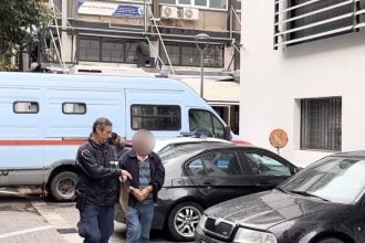 Λάρισα: Παραδόθηκαν στις Αρχές τα δύο αδέρφια που αναζητούνταν για την υπόθεση με τις λίρες – Απολογείται στην ανακρίτρια ο 77χρονος