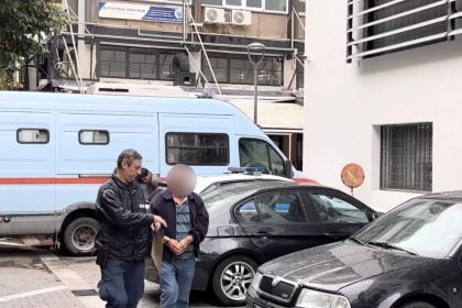 Λάρισα: Παραδόθηκαν στις Αρχές τα δύο αδέρφια που αναζητούνταν για την υπόθεση με τις λίρες – Απολογείται στην ανακρίτρια ο 77χρονος