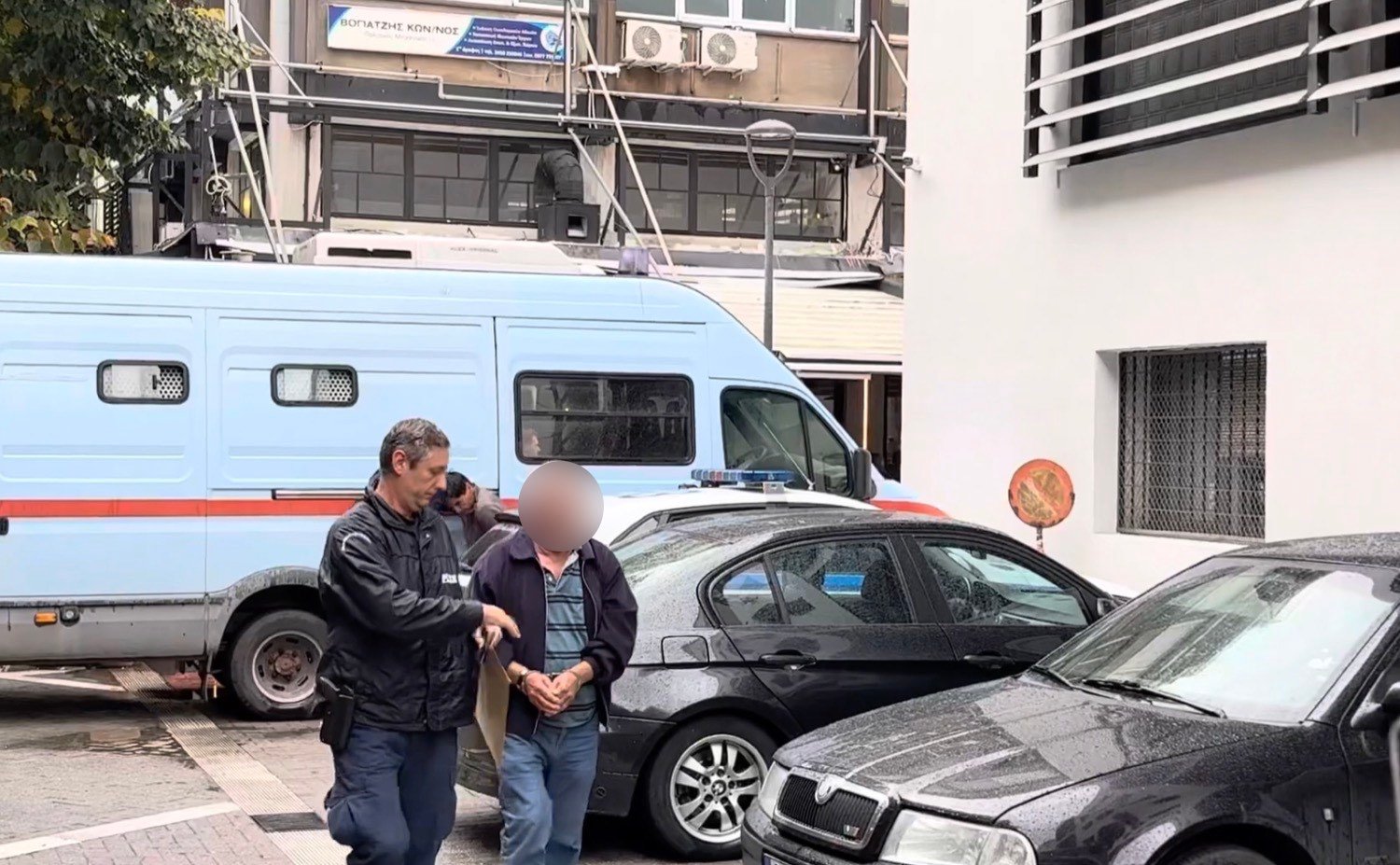 Λάρισα: Παραδόθηκαν στις Αρχές τα δύο αδέρφια που αναζητούνταν για την υπόθεση με τις λίρες – Απολογείται στην ανακρίτρια ο 77χρονος