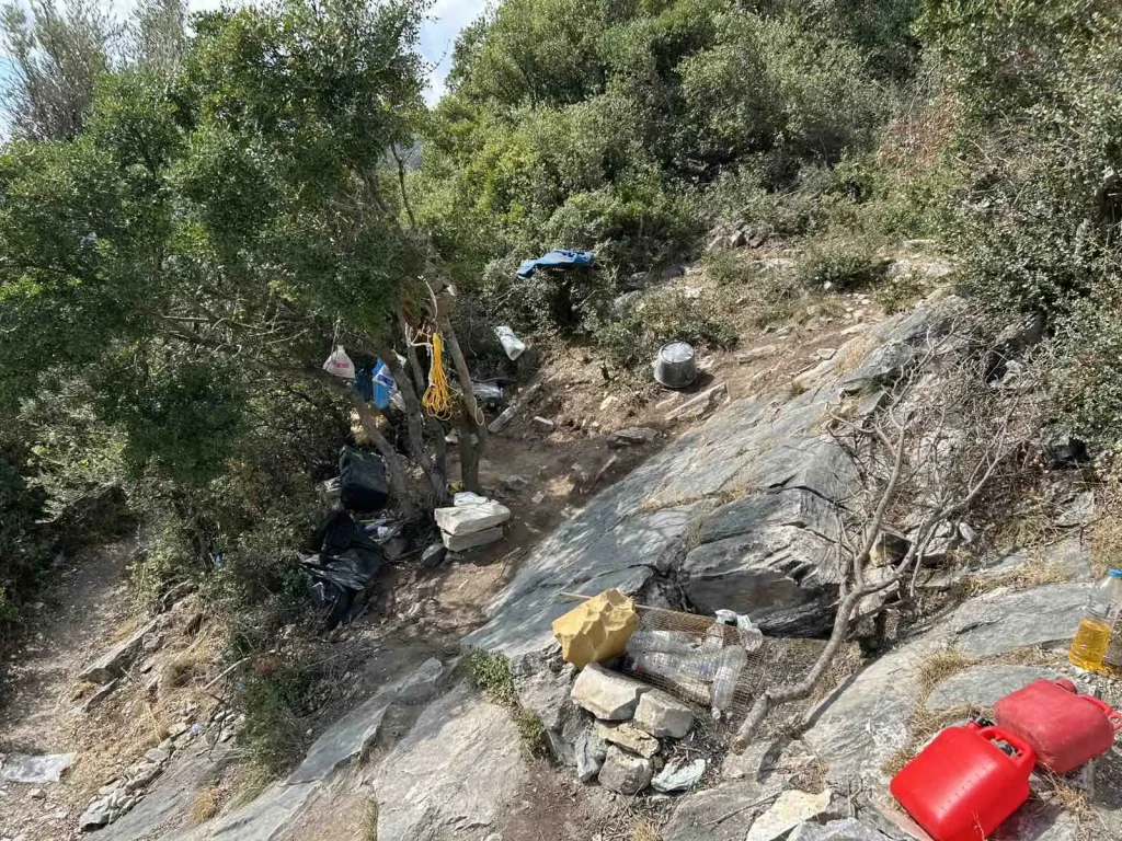 Θρήνος στον Πτελεό για τον 52χρονο που εγκλωβίστηκε σε σπήλαιο ψάχνοντας λίρες - Ποινική δίωξη στον 77χρονο για την αυτοσχέδια σήραγγα