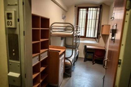 Σε μοναχικό κελί στη VIP πτέρυγα της φυλακής Λα Σαντέ ο Σαρκοζί - Ποια βιβλία πήρε μαζί του