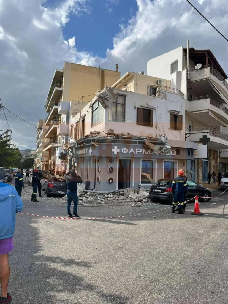 Κατέρρευσαν μπαλκόνια σε κεντρικό δρόμο στο Λαύριο, μεγάλες οι ζημιές - ΦΩΤΟ