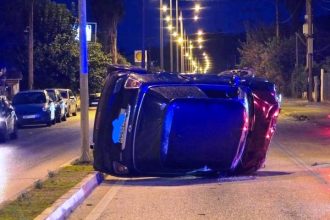 Δυτ. Ελλάδα: Αναστάτωση από ανατροπή ΙΧ - Έμεινε στη μέση του δρόμου (ΦΩΤΟ)