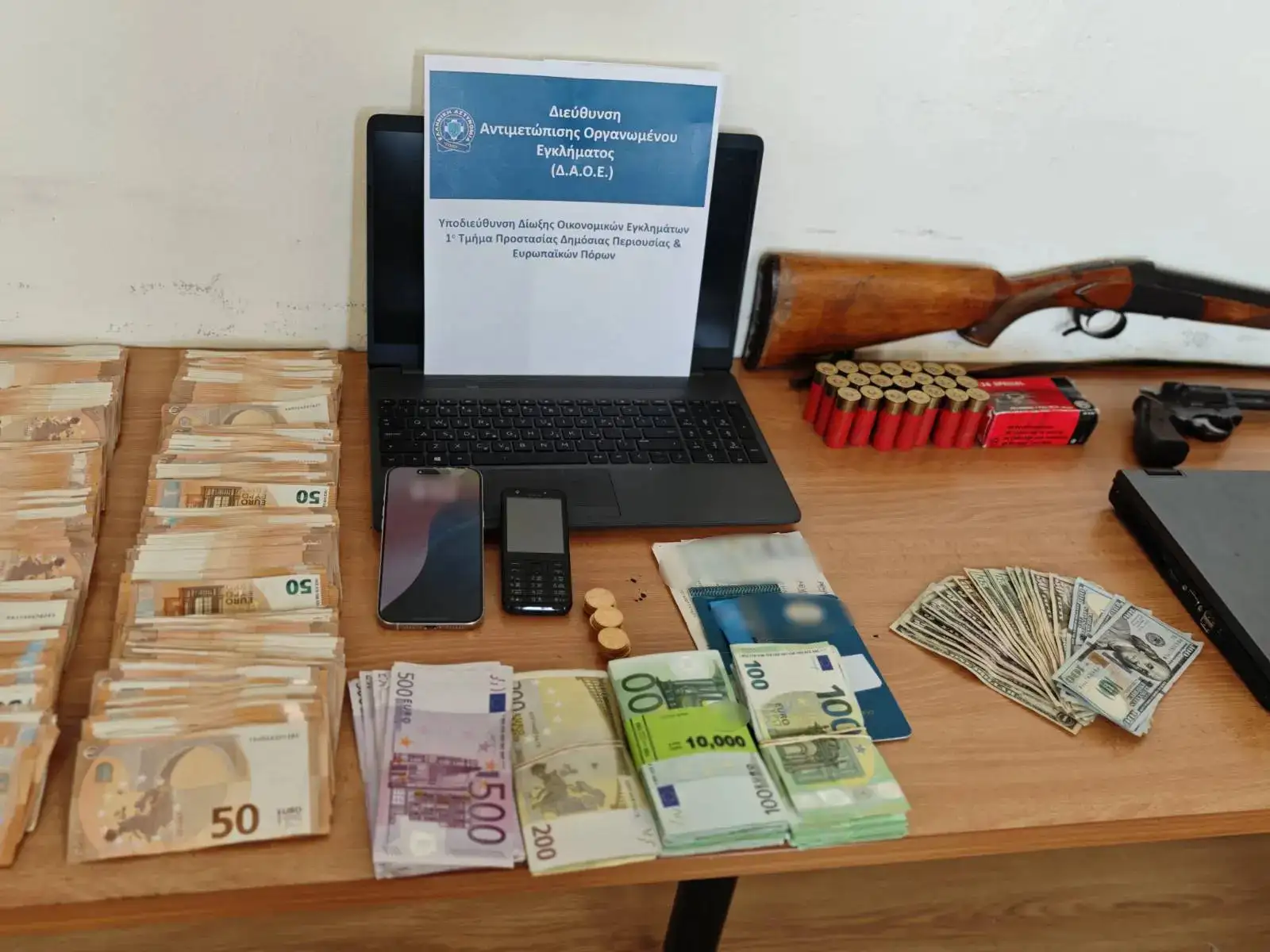 Πώς δρούσε το κύκλωμα με τα εικονικά τιμολόγια: Έκρυβαν τα χρήματα σε πλαστικές σακούλες - ΒΙΝΤΕΟ