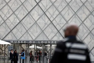 Κλοπή στο Λούβρο: Σεσημασμένοι οι 2 συλληφθέντες, άφαντα τα βασιλικά κοσμήματα – Εκνευρισμός για την διαρροή των συλλήψεων