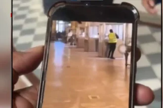 Μουσείο του Λούβρου: Βίντεο από τη στιγμή που οι διαρρήκτες κλέβουν τα κοσμήματα στη Γκαλερί Απόλλων