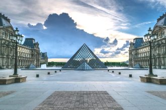 Ληστεία στο μουσείο του Λούβρου στο Παρίσι - Πήραν εννέα κομμάτια από τη συλλογή κοσμημάτων του Ναπολέοντα!