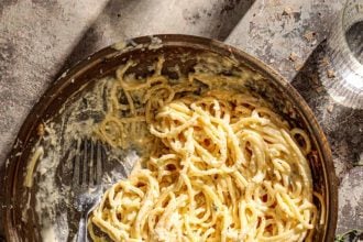 Μακαρονάδα με σάλτσα φέτας