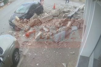 Λαύριο: Βίντεο Σοκ από τη στιγμή της κατάρρευσης μπαλκονιού - Περαστική σώθηκε από θαύμα