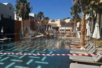 Ελεύθεροι ο διευθυντής του ξενοδοχείου, ο υπεύθυνος της πισίνας και ο πατέρας του 6χρονου που πνίγηκε στη Σαντορίνη