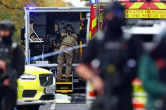 Δύο νεκροί από την επίθεση σε συναγωγή στο Μάντσεστερ - Ο δράστης έπεσε με το αυτοκίνητο στο πλήθος και μετά μαχαίρωσε και ένα άτομο