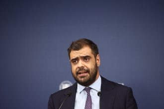 Μαρινάκης για Τσίπρα: Tην τελευταία φορά που είχε μιλήσει για λιμάνια και θάλασσες, ψάχναμε όλοι από ένα σωσίβιο