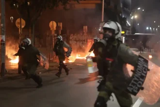 Πεδίο μάχης τη νύχτα τα Εξάρχεια – Επιθέσεις με μολότοφ σε διμοιρίες των ΜΑΤ