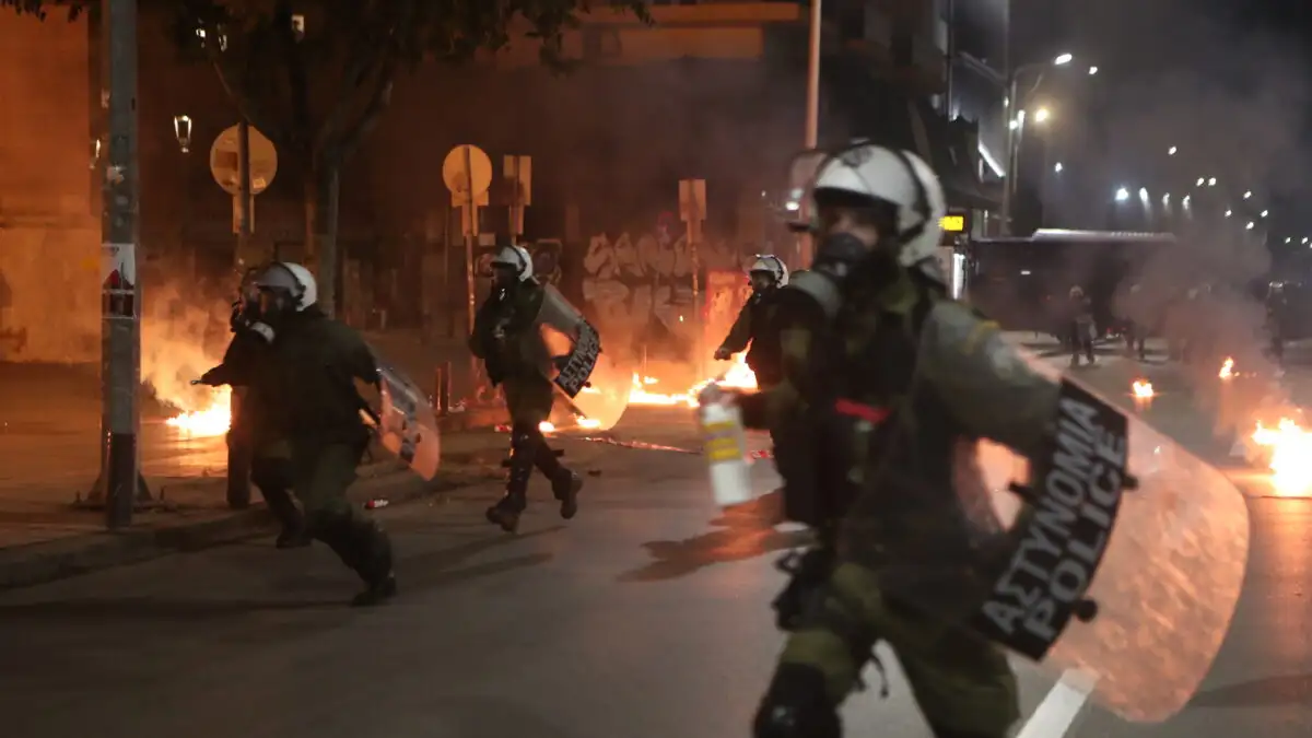 Πεδίο μάχης τη νύχτα τα Εξάρχεια – Επιθέσεις με μολότοφ σε διμοιρίες των ΜΑΤ