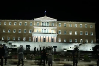 «Πόλεμος» ανακοινώσεων για τον Άγνωστο Στρατιώτη από Δένδια και Δούκα: Μετά το «καλή τύχη» του δημάρχου, ο υπουργός αναθέτει σε εταιρεία την καθαριότητα του χώρου