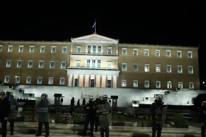 «Πόλεμος» ανακοινώσεων για τον Άγνωστο Στρατιώτη από Δένδια και Δούκα: Μετά το «καλή τύχη» του δημάρχου, ο υπουργός αναθέτει σε εταιρεία την καθαριότητα του χώρου