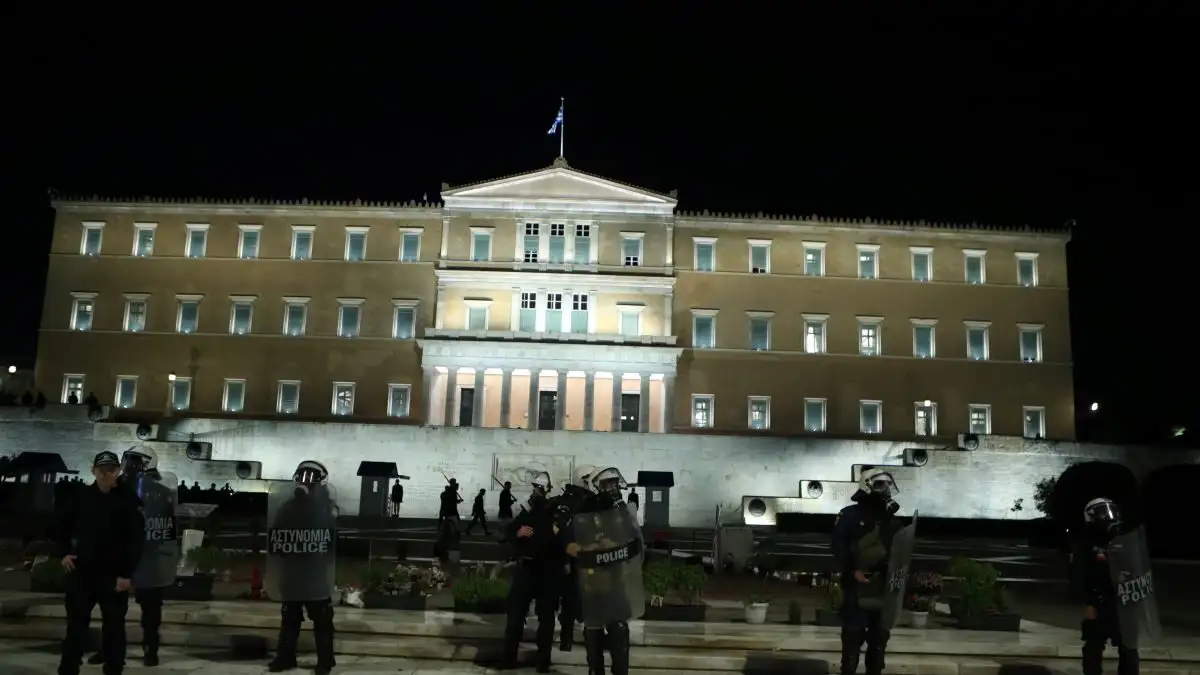 «Πόλεμος» ανακοινώσεων για τον Άγνωστο Στρατιώτη από Δένδια και Δούκα: Μετά το «καλή τύχη» του δημάρχου, ο υπουργός αναθέτει σε εταιρεία την καθαριότητα του χώρου