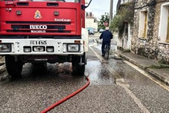 Τις πληγές του συνεχίζει να μετρά το Μεσολόγγι: Απομακρύνουν τα νερά από σπίτια και δρόμους μία ημέρα μετά τις πλημμύρες