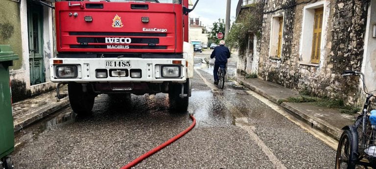 Τις πληγές του συνεχίζει να μετρά το Μεσολόγγι: Απομακρύνουν τα νερά από σπίτια και δρόμους μία ημέρα μετά τις πλημμύρες