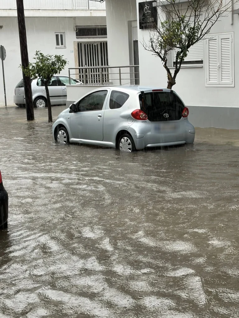 Μεσολόγγι: Πλημμύρισαν σπίτια και δρόμοι - Δεκάδες κλήσεις στην Πυροσβεστική για αντλήσεις και απεγκλωβισμούς (ΦΩΤΟ)