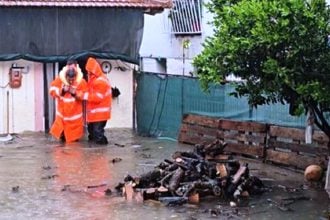 Ώρες αγωνίας στο Μεσολόγγι: Παιδί διασώζεται μέσα από πλημμυρισμένο σπίτι - Πνίγεται πάλι η περιοχή!