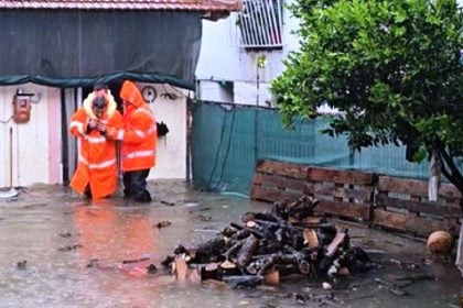 Ώρες αγωνίας στο Μεσολόγγι: Παιδί διασώζεται μέσα από πλημμυρισμένο σπίτι - Πνίγεται πάλι η περιοχή!