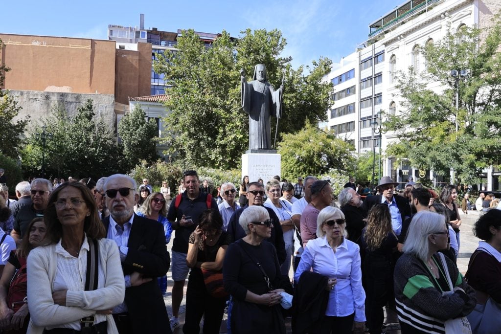 Η Ελλάδα αποχαιρέτησε τον Διονύση Σαββόπουλο - Με τη «Συννεφούλα» και χειροκροτήματα το τελευταίο αντίο στον μεγάλο τραγουδοποιό (ΦΩΤΟ & ΒΙΝΤΕΟ)