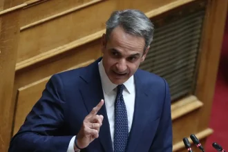 Οι αιχμές Μητσοτάκη σε Καραμανλή, Βενιζέλο και πολιτικά κόμματα για την αμφισβήτηση θεσμών και Δικαιοσύνης