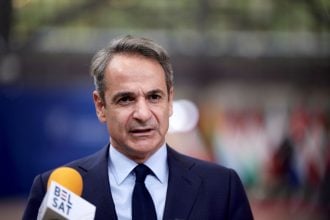 Μητσοτάκης στο Politico: Ένας κοινός μηχανισμός δανεισμού στην ΕΕ θα μπορούσε να υποστηρίξει τα αμυντικά έργα