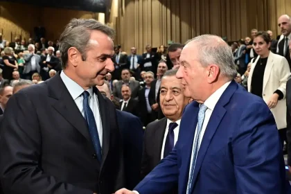 Παρουσίαση βιβλίου Ευριπίδη Στυλιανίδη: Χειραψία Μητσοτάκη με Καραμανλή, απουσίαζε ο Σαμαράς