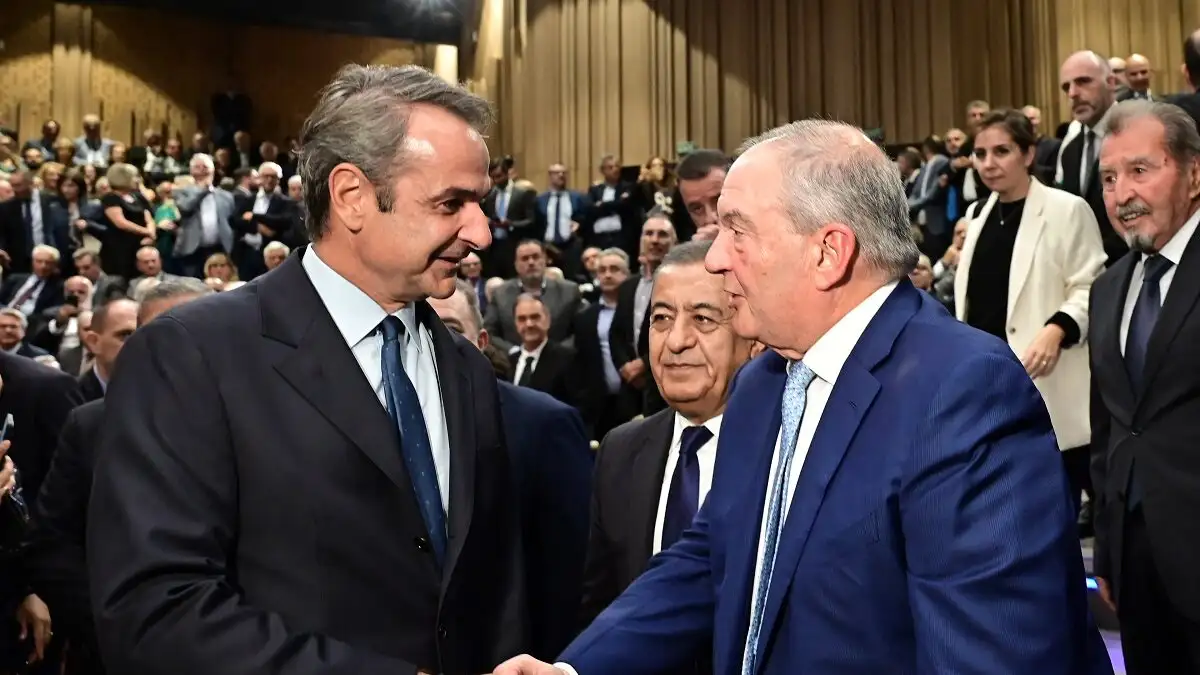 Παρουσίαση βιβλίου Ευριπίδη Στυλιανίδη: Χειραψία Μητσοτάκη με Καραμανλή, απουσίαζε ο Σαμαράς