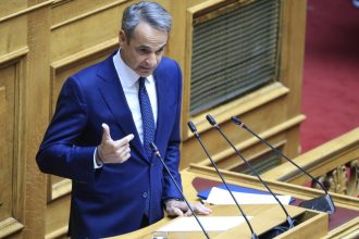 Μητσοτάκης σε Ανδρουλάκη: Θα πιάνατε τον Τραμπ από το πέτο και θα του λέγατε «go back»;