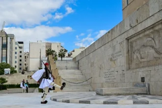 Κυβερνητικές πηγές για X. Δούκα: Το υπουργείο Εθνικής Άμυνας θα πράξει ό,τι απαιτείται για να μην επιτρέψει την υποβάθμιση του Αγνώστου Στρατιώτη