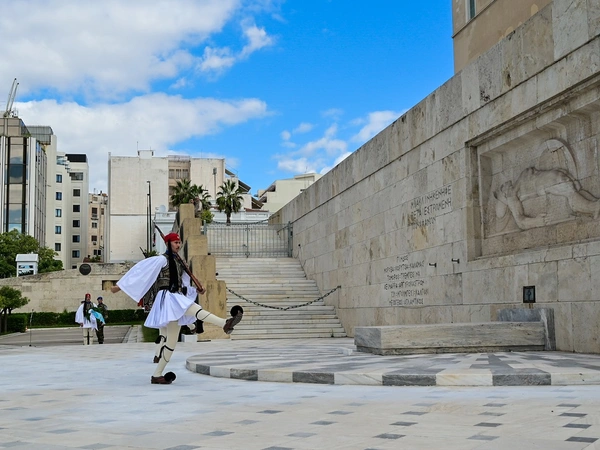 Κυβερνητικές πηγές για X. Δούκα: Το υπουργείο Εθνικής Άμυνας θα πράξει ό,τι απαιτείται για να μην επιτρέψει την υποβάθμιση του Αγνώστου Στρατιώτη