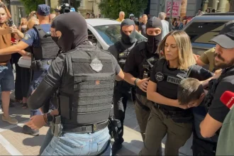 Πάτρα: «Θα την βρω στη φυλακή να μου πει γιατί το έκανε» λέει η γιαγιά του Παναγιωτάκη για την Μουρτζούκου