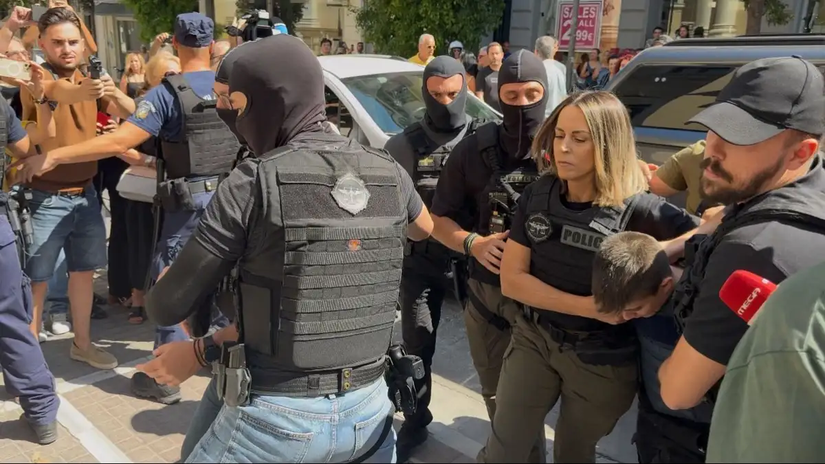 Πάτρα: «Θα την βρω στη φυλακή να μου πει γιατί το έκανε» λέει η γιαγιά του Παναγιωτάκη για την Μουρτζούκου