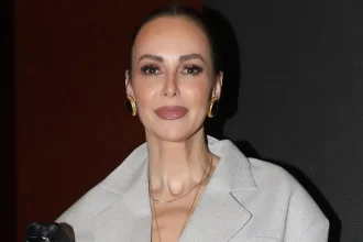 Μπέττυ Μαγγίρα: «Έχω καλό γιατρό και ομορφαίνω, κοιτάζω τον σύζυγό μου και μου αρέσει ακόμα»