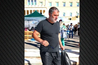 Μετά τα γλυκά στους γείτονες επίσκεψη στον Πάνο Ρούτσι, ο ηθοποιός Βασίλης Μπισμπίκης