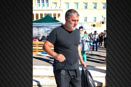 Μετά τα γλυκά στους γείτονες επίσκεψη στον Πάνο Ρούτσι, ο ηθοποιός Βασίλης Μπισμπίκης