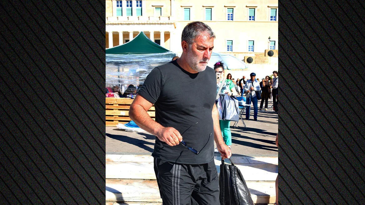 Μετά τα γλυκά στους γείτονες επίσκεψη στον Πάνο Ρούτσι, ο ηθοποιός Βασίλης Μπισμπίκης