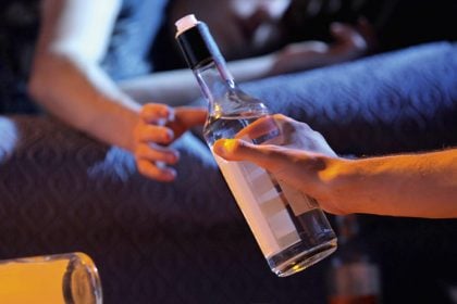 Ανήλικη λιποθύμησε από υπερβολική κατανάλωση αλκοόλ - Συνελήφθη ο πατέρας της