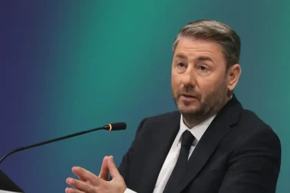 Άνοιγμα ΠΑΣΟΚ σε συνεργασίες για να αντιμετωπίσει τα σενάρια περί κόμματος του Αλέξη Τσίπρα