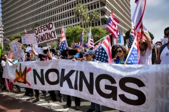 Εκατομμύρια Αμερικανοί θα διαδηλώσουν σήμερα κατά των αυταρχικών πολιτικών του «βασιλιά Τραμπ»