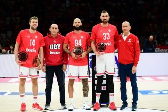 «Υπόκλιση στους κορυφαίους της περσινής σεζόν»: Οι Αγγελόπουλοι βράβευσαν Βεζένκοφ, Φουρνιέ και Μιλουτίνοφ