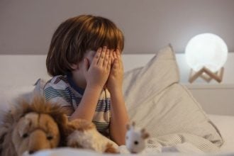 Πώς να βοηθήσετε το παιδί σας να ξεπεράσει τους φόβους του με αυτοπεποίθηση;