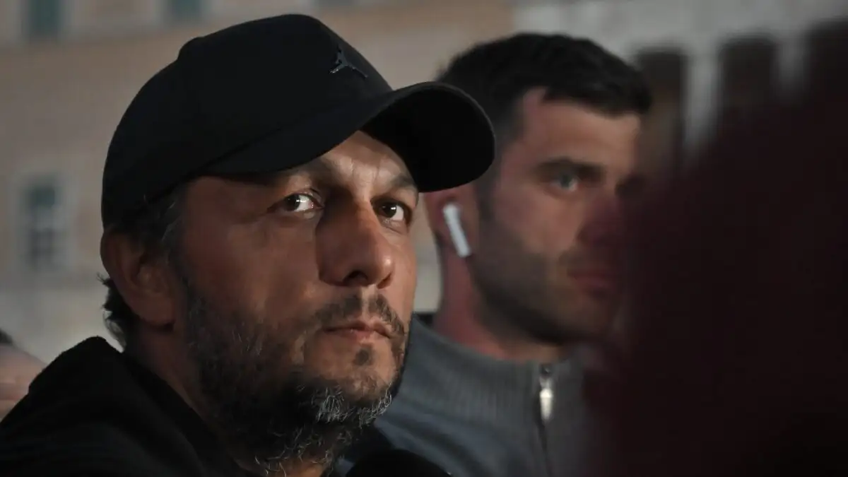 Πάνος Ρούτσι για το Μνημείο του Αγνώστου Στρατιώτη: «Θέλουν να μας διώξουν, να σβήσουν τα ονόματα των θυμάτων των Τεμπών»